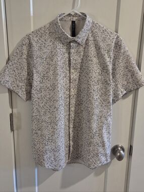 Lululemon Airing Easy Short-Sleeve Button-Down Shirt - Size Medium - Geo-Print